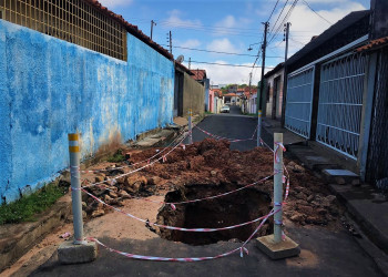 Moradores do bairro Redenção reclamam de cratera deixada pela Águas de Teresina